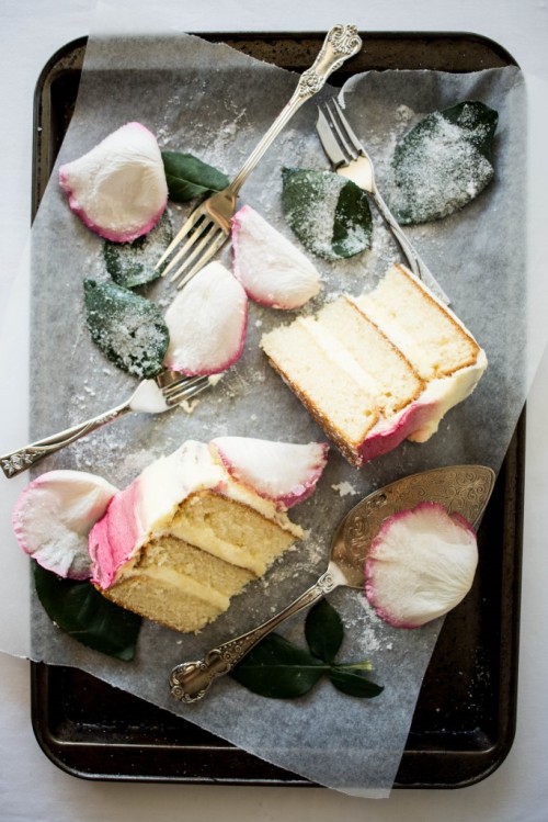 sweetoothgirl:Crystallized White Rose Cake