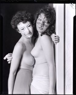 lilit69:Man Ray (1890 - 1976) Juliet Man Ray et Margaret Neiman portant un masque dessiné par Man Ray