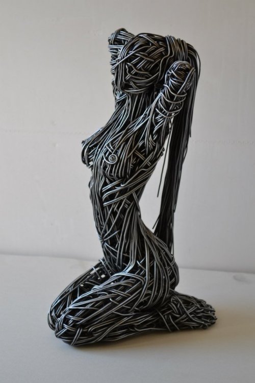 askun:  jedavu:  Breathtaking Wire Sculptures Capture the Fluidity of the Human Body English artist Richard Stainthorp captures the beautiful energy and fluidity of the human body using wire. The life-sized sculptures feature both figures in motion and