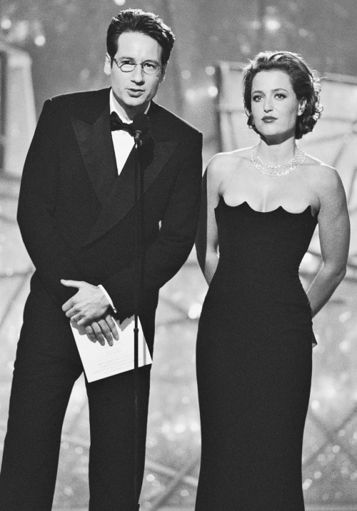 gilliankillingmewithboobs:  Gillian Anderson and David Duchovny at the 55th Annual Golden Globe Awards, 1998. 