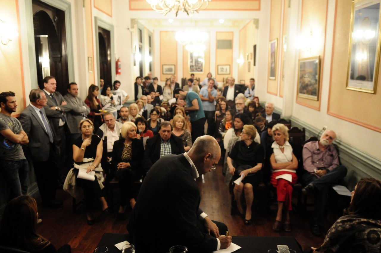 EN CAMPAÑA PARA LAS PASO. Horacio Rodriguez Larreta en una reunión con vecinos en la calle Lavalle, de la Ciudad de Buenos Aires, el 21 de abril de 2015. Las elecciones primarias en la ciudad se realizan el próximo domingo. (Emmanuel Fernandez)