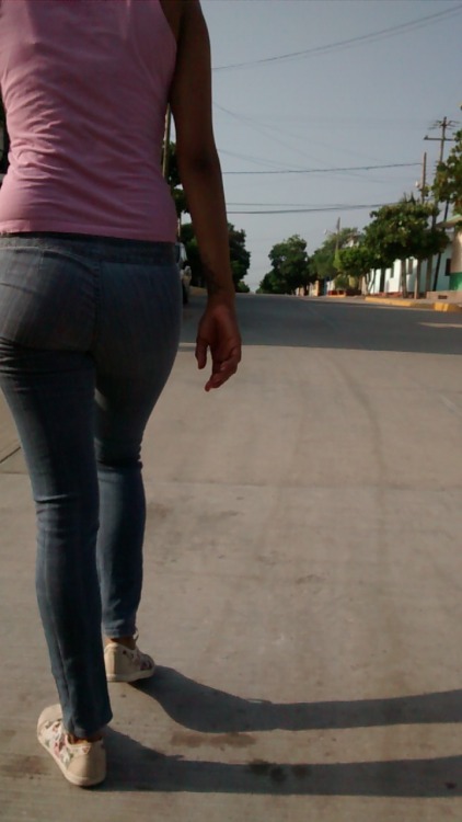 Aquí otra + fotos d esta hermosa chica