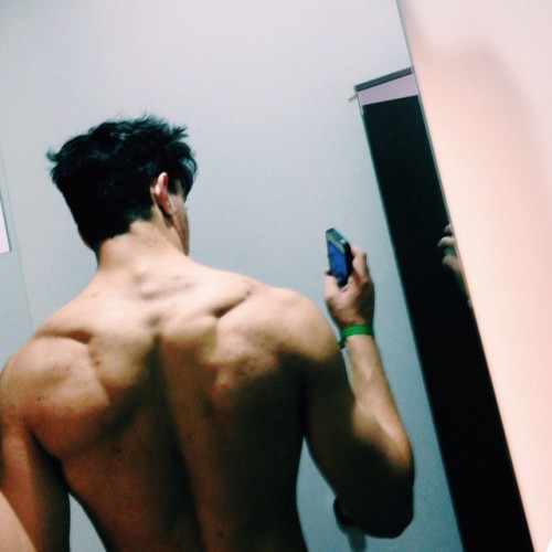 hw-ax:  So I heard girls like muscular backs 😏 