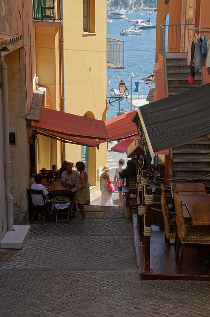 Streetside restaurants in Villefranche-sur-Mer, France (by SantiMB).