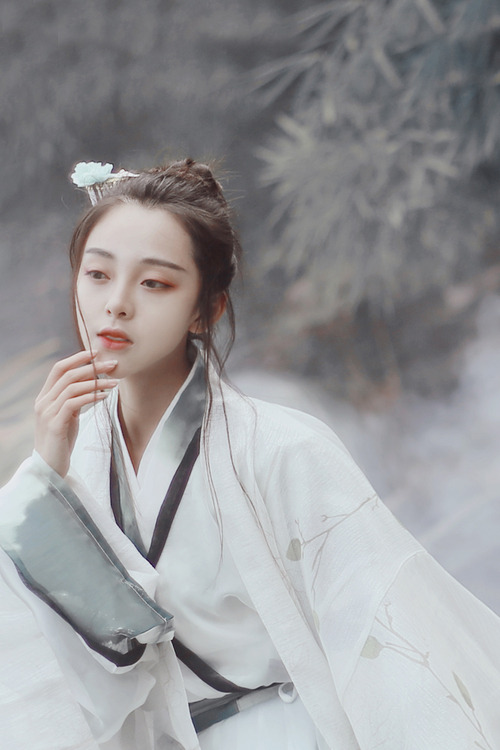 hanfugallery:  Traditional Chinese hanfu by 冉韵Chaxiirey  She wears hanfu in the style of the Wei/Jin