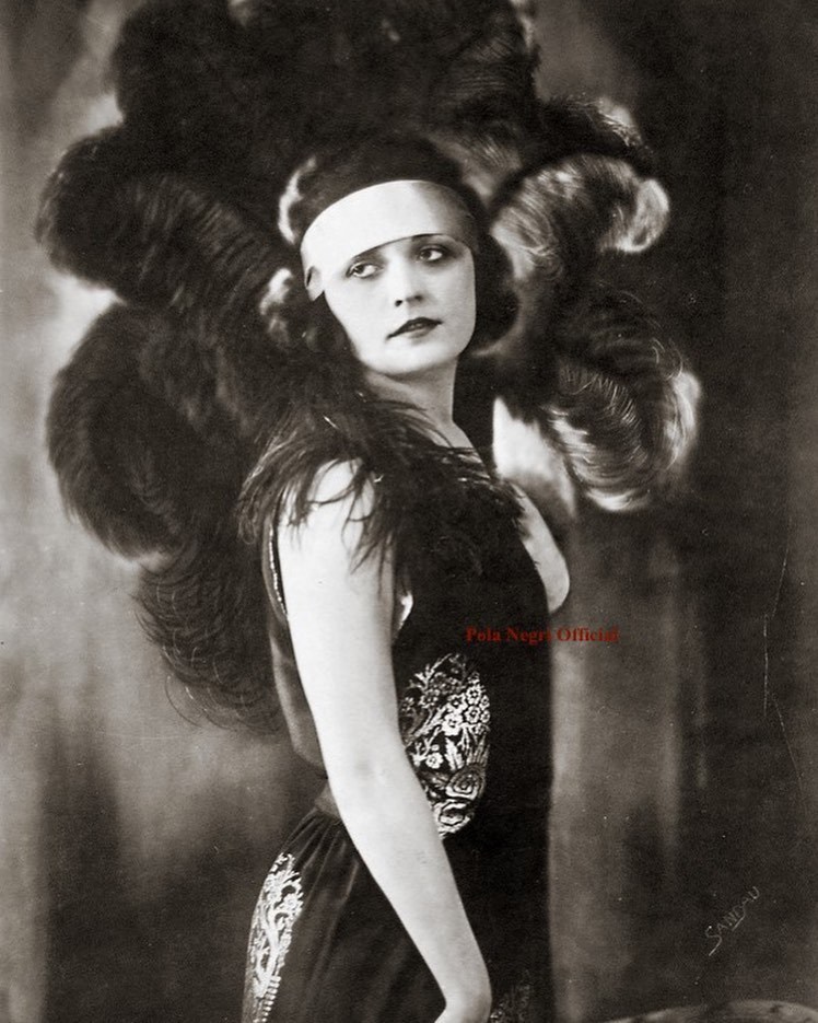 Pola Negrihttps://painted-face.com/