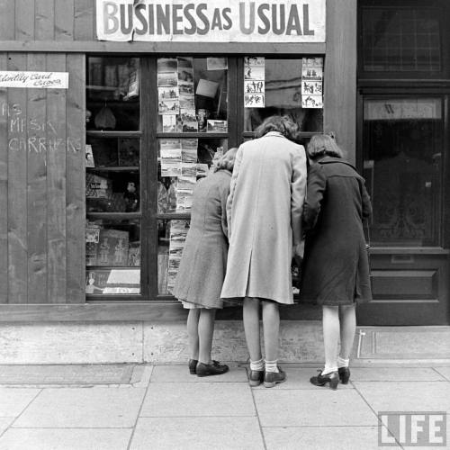 Business as usual in Dover(David E. Scherman. 1941)