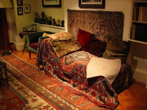 verocskakoschsartcorner:…Siegmund Freud’s couch…