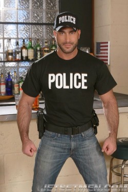 mychicomac:  funandphotos:  odaddie:  Spencer Reed   I surrender, officer!!  if I call the cops, will I get a cop like this