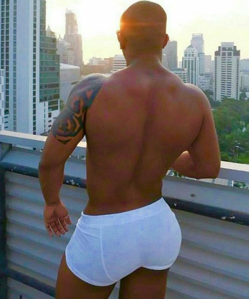 thickumsandthangs21:  GOT DAMN! All Dat Ass…