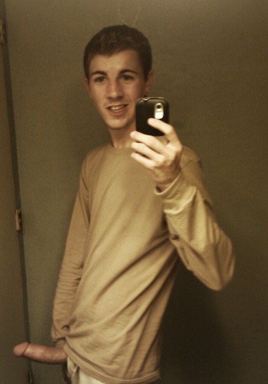 ksufraternitybrother:  Twink with a huge wang!!!  KSU-Frat Guy:  Over 30,000 followers