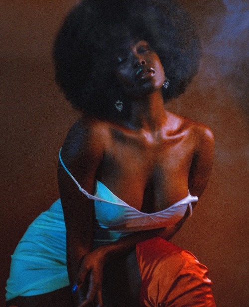 wearebullroyalty: Stunning!  The Afro is so Sexy!