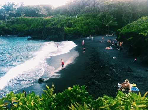 bl-ossomed:  agirlnamedally:  philoxaly:  luckywelivecalifornia:  sydneytakesphotos:  black sand is better  i can’t believe the notes!!!!  Is this in Hawaii? Or an island with a volcano??  I think that’s Punalu’u on the Big Island :) I want to go