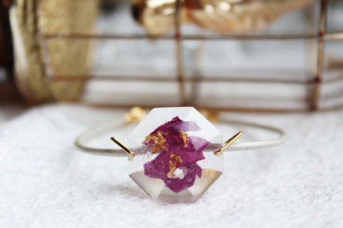 miss-kylie-jae:staceythinx:Flower petal and gold infused jewelry from the livinlovin store on Etsy o