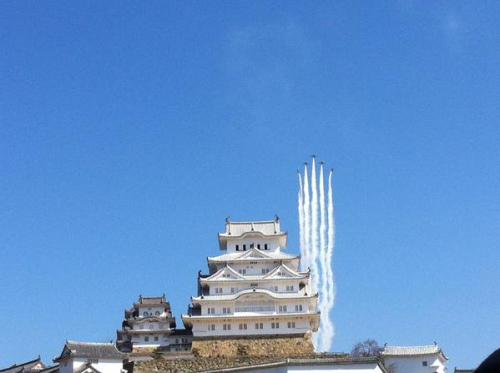 うさこ‏@y___usako姫路城とブルーインパルス。今まで見てきた中で一番の晴天です〜♡来て良かった(*^_^*)