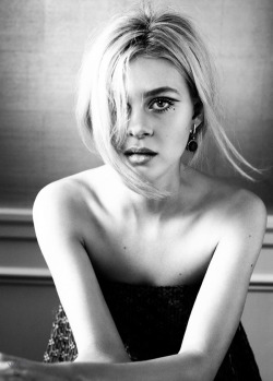 imageamplified:  VIOLET GREY MAGAZINE: Nicola Peltz by Photographer Amanda de Cadenet http://ift.tt/1jPijFl