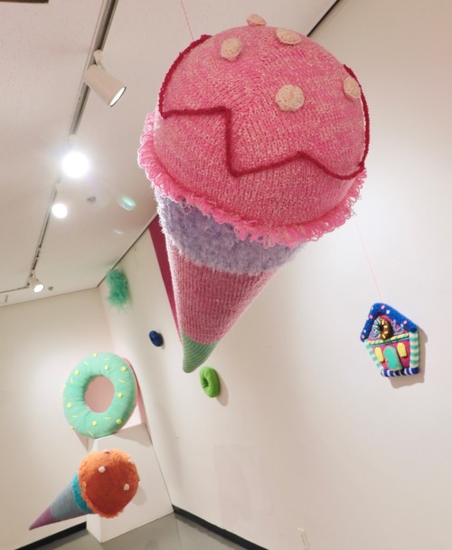 編みアイスクリーム　　　2018神奈川県民ホール　おかしなお菓子の家展