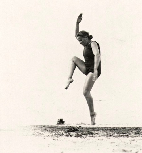 Gymnaste sur la plage, vers 1930. adult photos