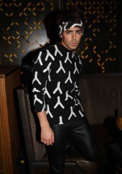 jobrosnews:  Joe Jonas Cosy Up with Zoe Kravitz at Heidi Klum hosted 15th Annual Halloween Party [10/31] [x] 