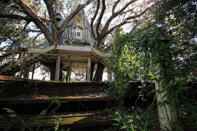schmorganlisa:  An abandoned Victorian tree house somewhere is South Florida 
