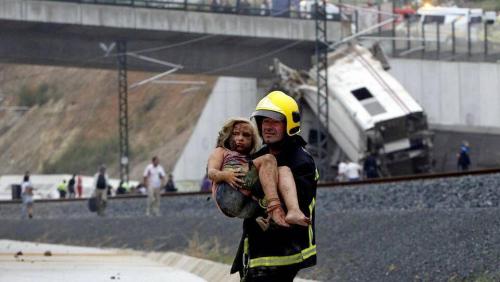 lolinfamous:  This is not my typical post with cute girls doing cute things, my OTPs or random stuff. In this photo you can see a real hero helping an innocent little girl who was in the train that crashed yesterday in Santiago de Compostela (Galicia,