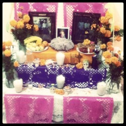 Lista la #ofrenda&hellip; Bueno aún falta la comida pero ya casi esta lista&hellip; #tradiciónmexicana #tradición #altar #anaranjado #rosa #morado #diademuertos