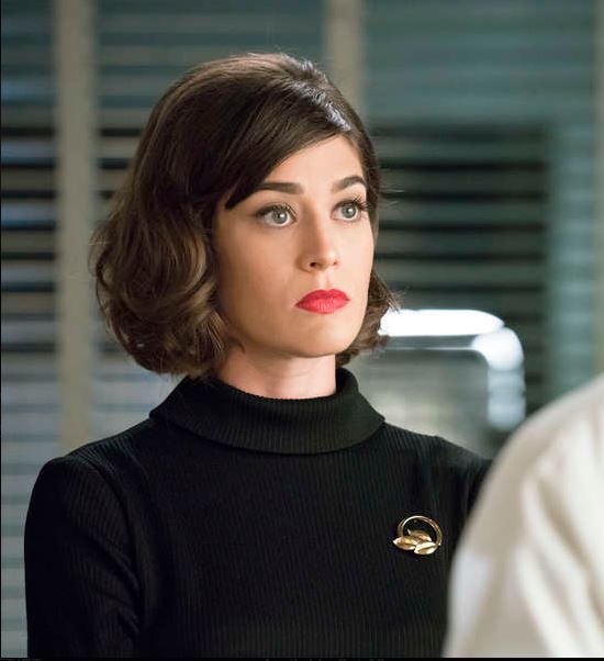 I just love Lizzy Caplan's hair and makeup this...