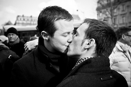 zingwong:  Fuck the homophobes! Let’s kiss in Paris! Geifobis deço kazzo! Suukkiamo neça Parisa! Photographer / Fotisto: Philippe Leroyer 