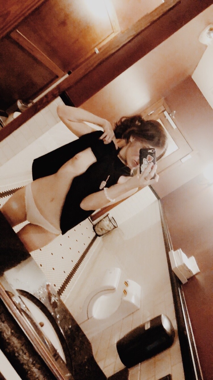 inkdredbeard:  sexsvmbol:  When you go to the bathroom during dinner and send him