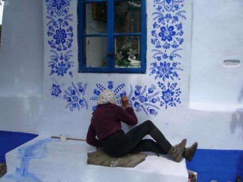 lesstalkmoreillustration:   Anežka (Agnes) Kašpárková   (via 90-Year-Old Czech Grandma Turns Small Village Into Her Art Gallery By Hand-Painting Flowers On Its Houses | Bored Panda)  