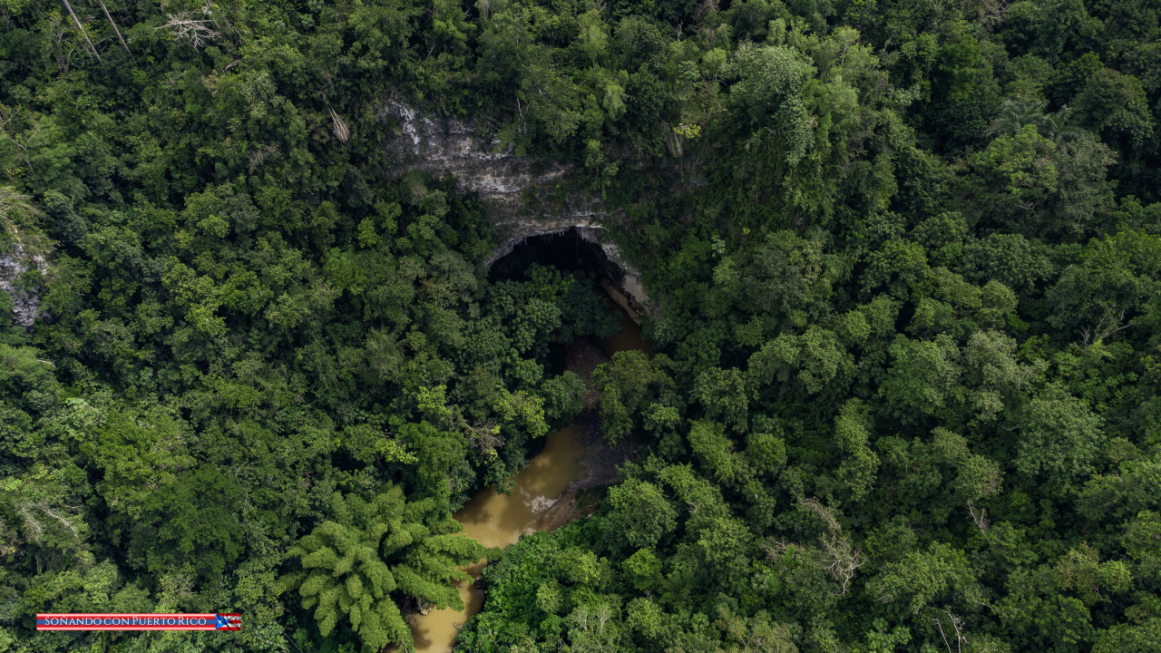 Mostrarte persona que practica jogging Alacena Soñando con Puerto Rico — Cueva del Arco @ Rio Tanamá, Utuado, Puerto Rico