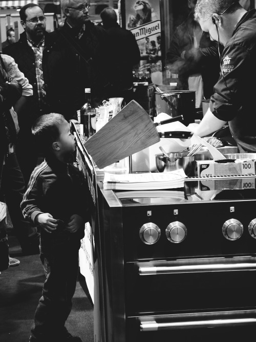 eat&style in berlin. this little asian kid is so curious, he faces the chef. © Vinzenz Barz