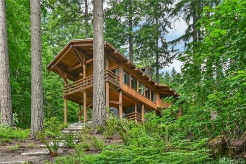 househunting:    Ū,300,000/3 brQuilcene, WA  Damn what a gorgeous place! But 2.3 Million is way outta my range 😂😔