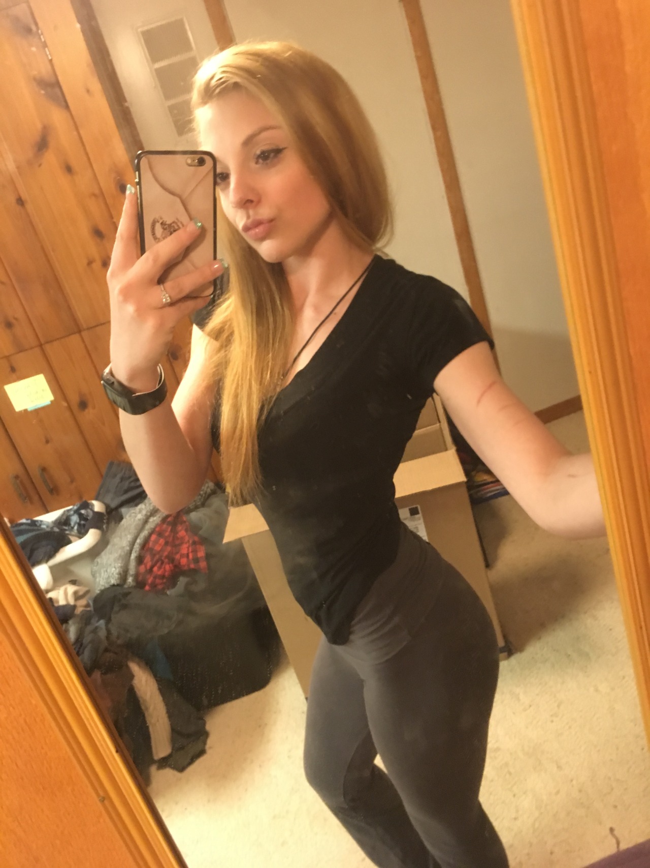 bootyking:  juicy–jessie:  Love ur curves  😍😍 