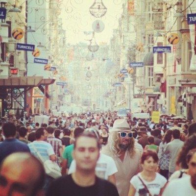 #andreadellamore #people #traveler #celebrity #musician #womanizer #whitedress #Turkey #tourist #crowd #masteroflove #funny #sunglasses #opposit #photooftheday #instago #instagood #beautiful (presso Istambul, Turkey)