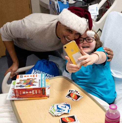 patrickat: sullypants: isoshouldwriteabook: glitterleaf: accras: President Obama plays Santa for pat