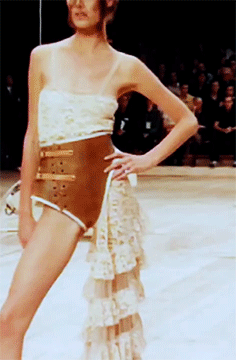 supermodelgif:  Shalom Harlow at Alexander McQueen, S/S 1999