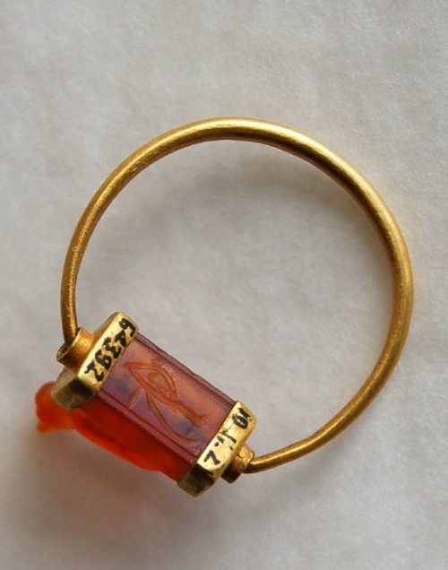ancient-egypts-secrets:Egyptian gold finger-ring; cornelian bezel in form of cat; wedjat-eye on unde