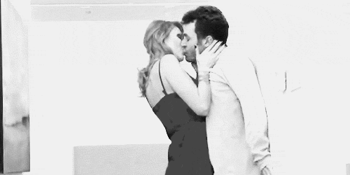 KISSING PICS