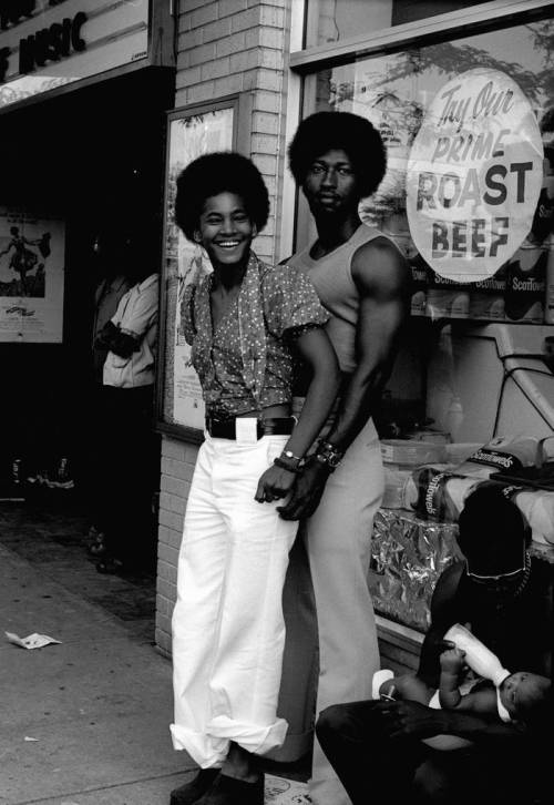 yearningforunity:  A couple in front of a grocery store in 1973. Robert Natkin/Getty 