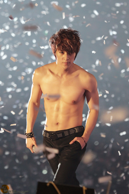 pervingonkpop:  When maknaes are out to kill us.
