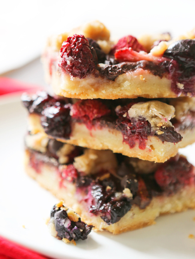 guardians-of-the-food:  Chocolate Mixed Berry Crumble Bars