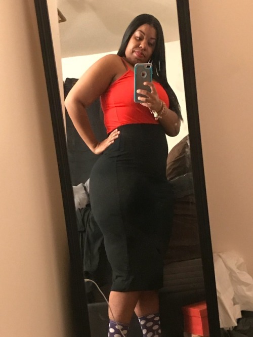 tasteofnc: bootyfulme0722: Friday’s Fit ❤️ any Bi Ladies that will devour this Chocolate ass? 