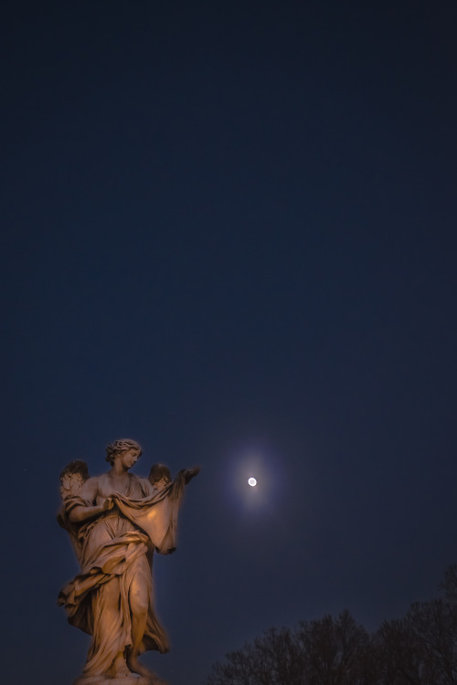 mbphotograph: A kiss from an Angel. Rome, Italy Follow me for more original travel photography- mbph