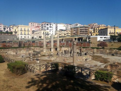 Macellum, PozzuoliA large Roman shopping mall from Flavian era. Location must have been pretty good 