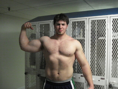 keepemgrowin: pigshouse: Tough dom  “I’m the biggest.”