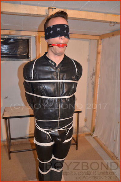 boyzbond2015:Poor helpless leatherguy ! Poletied and ballgagged ! Pauvre mec en cuir ficelé à un poteau et bâillonné avec un bâillon-boule ! 