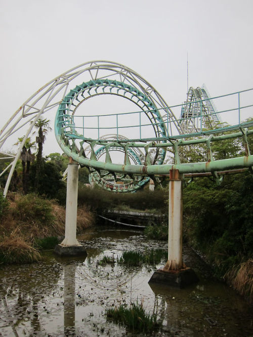 microbe:  Nara Dreamland, the infamous abandoned adult photos