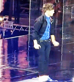 aryanstark:  Louis doing his new favorite dance move 