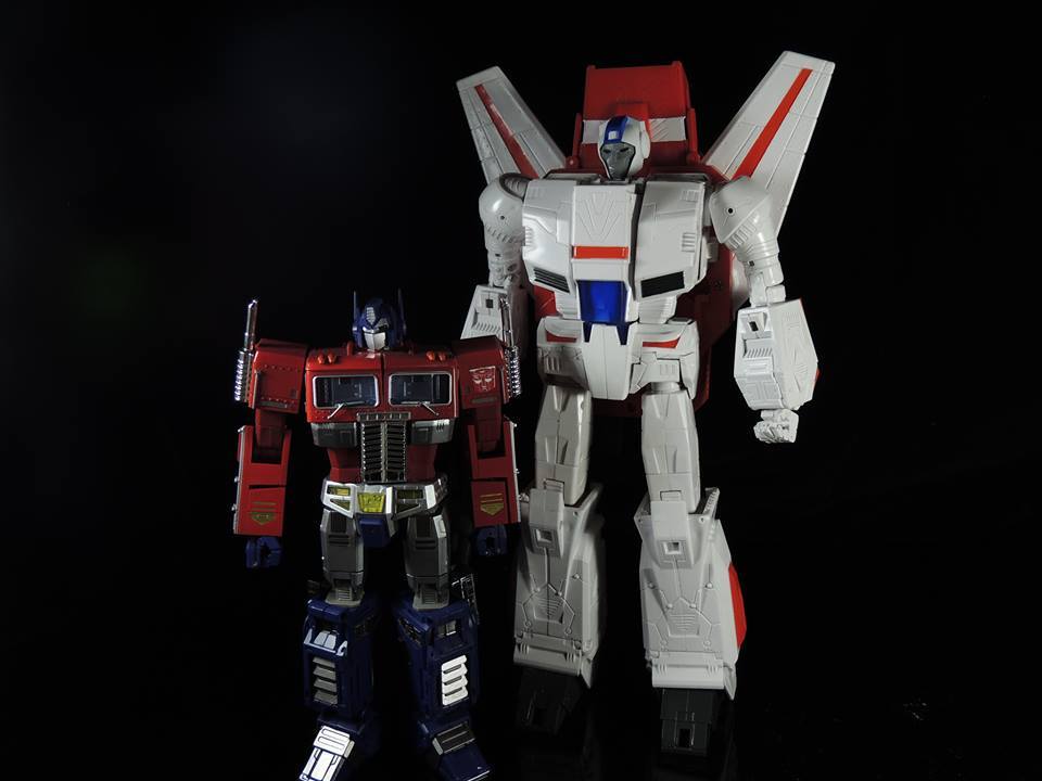 kkalcollection:  aeonmagnus:  DaCa Toys Kronos (Skyfire) color prototype.  ALSLBSNAKDLFMNDDJHANDSOME